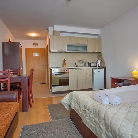 Bright In A Spacious Complex In The Valley By Flat Mаnager Lägenhet *